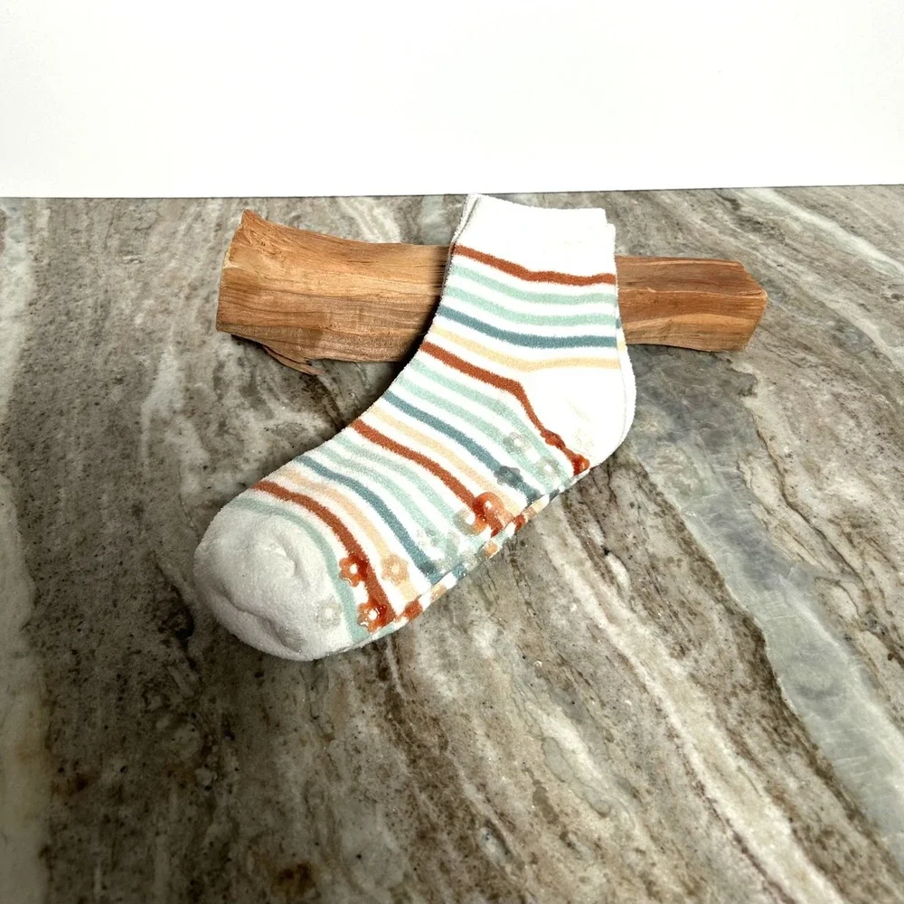 Lukees Socks Womens Fits Shoe 6-11 Aloe Infused 2 Pair Non Slip Hearts Striped